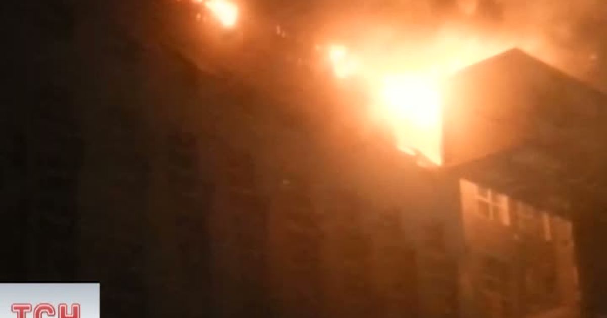 На Шулявці спалахнула пожежа в новобудові.