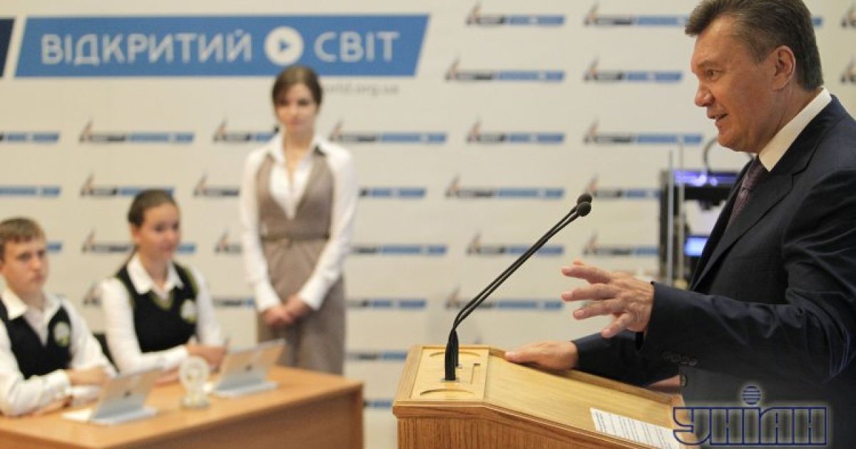 Янукович виступає після перегляду презентації інтерактивного мультимедійного "Уроку майбутнього" / © УНІАН