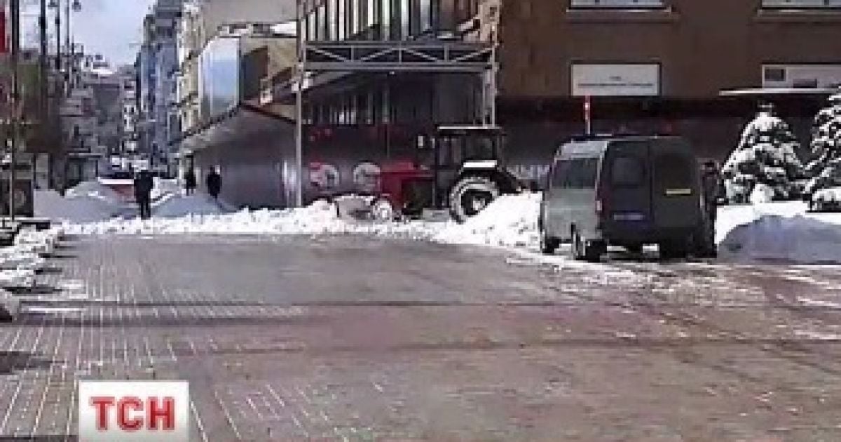 Транспорт у Києві запустили, але він не може під'їхати до нерозчищених зупинок