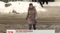 Дискуссию вызвало фото, на котором женщина переводила старушку через улицу