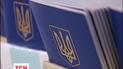 Люди за добу займають чергу, щоб здати документи на оформлення паспорта