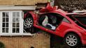 В Великобритании Audi TT застрял в стене жилого дома
