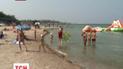 Додає проблем туристам і море