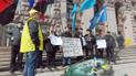 Під стінами мерії зібралося близько 16 активістів