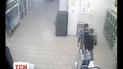 В інтернет виклали відео, де покупець погрожує охоронцеві пістолетом