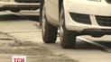 У Києві водій влігся посеред проїжджої частини