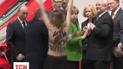 FEMEN показали Путіну і Меркель голі груди з матюками