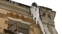 Бурульки загрожують жителям столиці