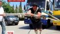 Крымский силач потянул 2 автобуса