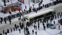 На зупинках кияни стоять у багатокілометрових чергах