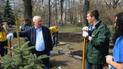 Азаров взявся за лопату у суботник
