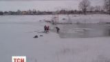 На Львовщине спасатели сняли с льдины посреди озера 13-летнего парня