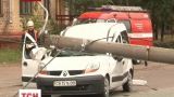 Столб раздавил автомобиль в Чернигове