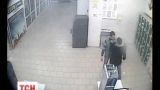 В супермаркете Кривого Рога покупатель с пистолетом напал на охранников