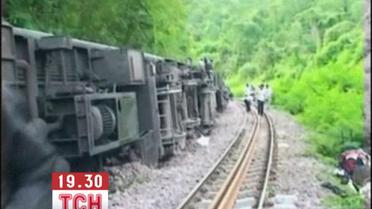 В Таиланде перевернулись 7 вагонов поезда