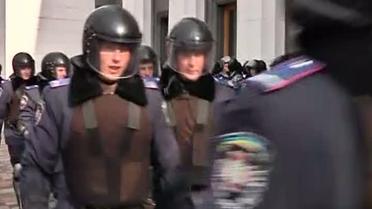 Сотни оппозиционеров заблокировали здание ВР