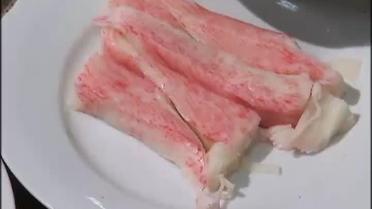 Украинцев кормят крабовыми палочками без крабов и консервами без шпрот