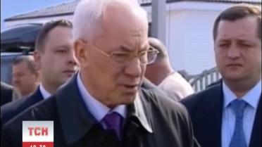 Азаров предлагает сельским жителям не ездить в город на заработки