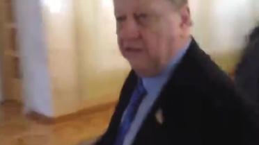 Александр Волков продемонстрировал на камеру, как он общается с представителями СМИ