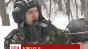 Виктор Янукович похвалил армию за борьбу со снегами