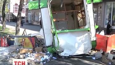 Легковушка снесла остановку и киоск в центре Запорожья