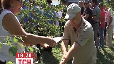 На запорожской акции протеста "свободовца" облили фекалиями