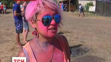 В Днепропетровской области на головы людям высыпали двадцать килограммов краски