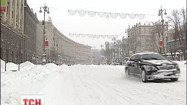 Киев на третьи сутки после сильного снегопада, остается частично парализованным