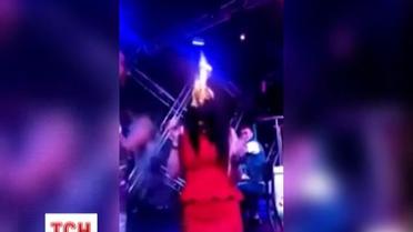 Ради развлечения и славы девушка согласилась сжечь волосы на голове