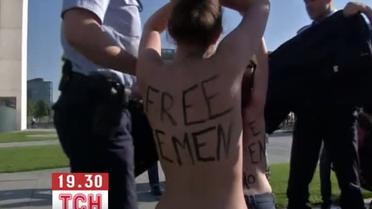 Femen разделись у здания ведомства федерального канцлера в центре Берлина