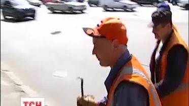 В Киеве возле моста Патона, появилась новая яма