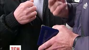 С сегодняшнего дня в поезд пускают только по удостоверениям личности