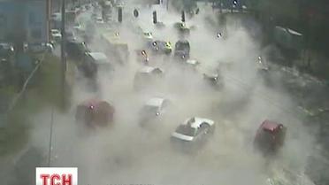Окріп з труби продірявив величезну яму в дорозі біля мосту Патона