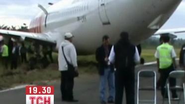 В Индонезия Boeing на взлетной полосе врезался в корову