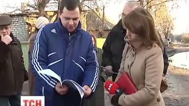 Харьковские водители взялись за лопаты, чтобы забрасывать рекордную 100-метровую лужу