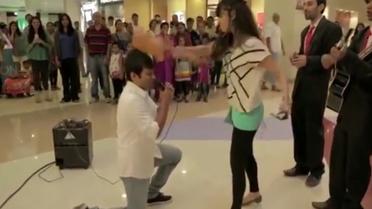 Индус получил гитарой по голове во время признания в супермаркете