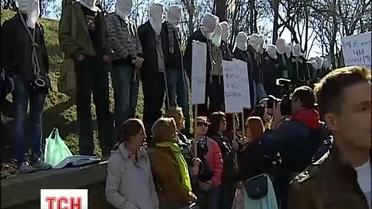 Под Кабмином протестовали тяжелобольные украинцы