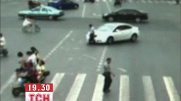 Мужчина остался жив после того, как его сбила и переехала машина