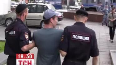 Российские геи устроили акцию у входа в детскую библиотеку в Москве
