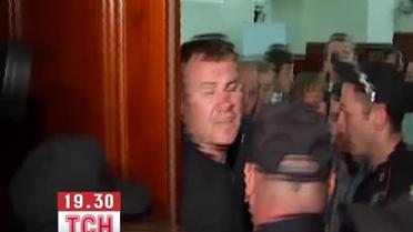 Свободівці виламали двері, щоб потрапити на засідання Київради