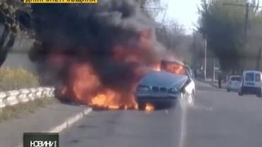 Водитель BMW спровоцировал аварию, в которой сгорели три автомобиля