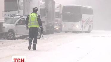 Негода паралізувала дороги Західної України