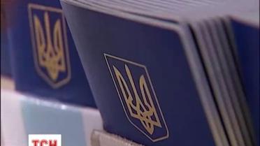 Аферисты мешками скупают украинские паспорта