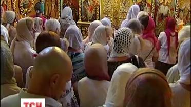 Православные верующие сегодня празднуют Яблочный спас