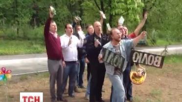 Тимошенко поздравили двухметровой писанкой