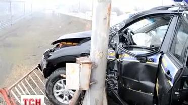 В Днепропетровске милицейская машина чуть не упала в Днепр