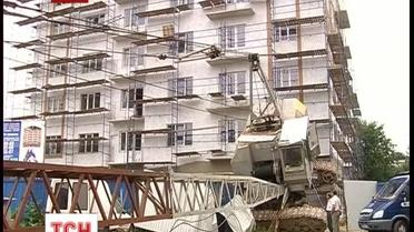 В центре Ровно упал строительный кран