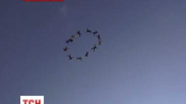 На Днепропетровщине парашютисты станцевали гопак в воздухе и установили рекорд