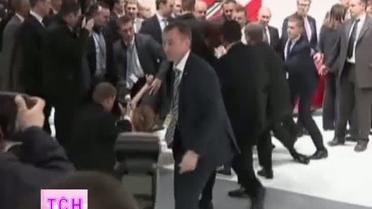 Femen разделись перед Владимиром Путиным и Ангелой Меркель