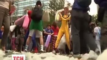 В Гонконге подрались подушками Спайдермен и Брюс Ли
